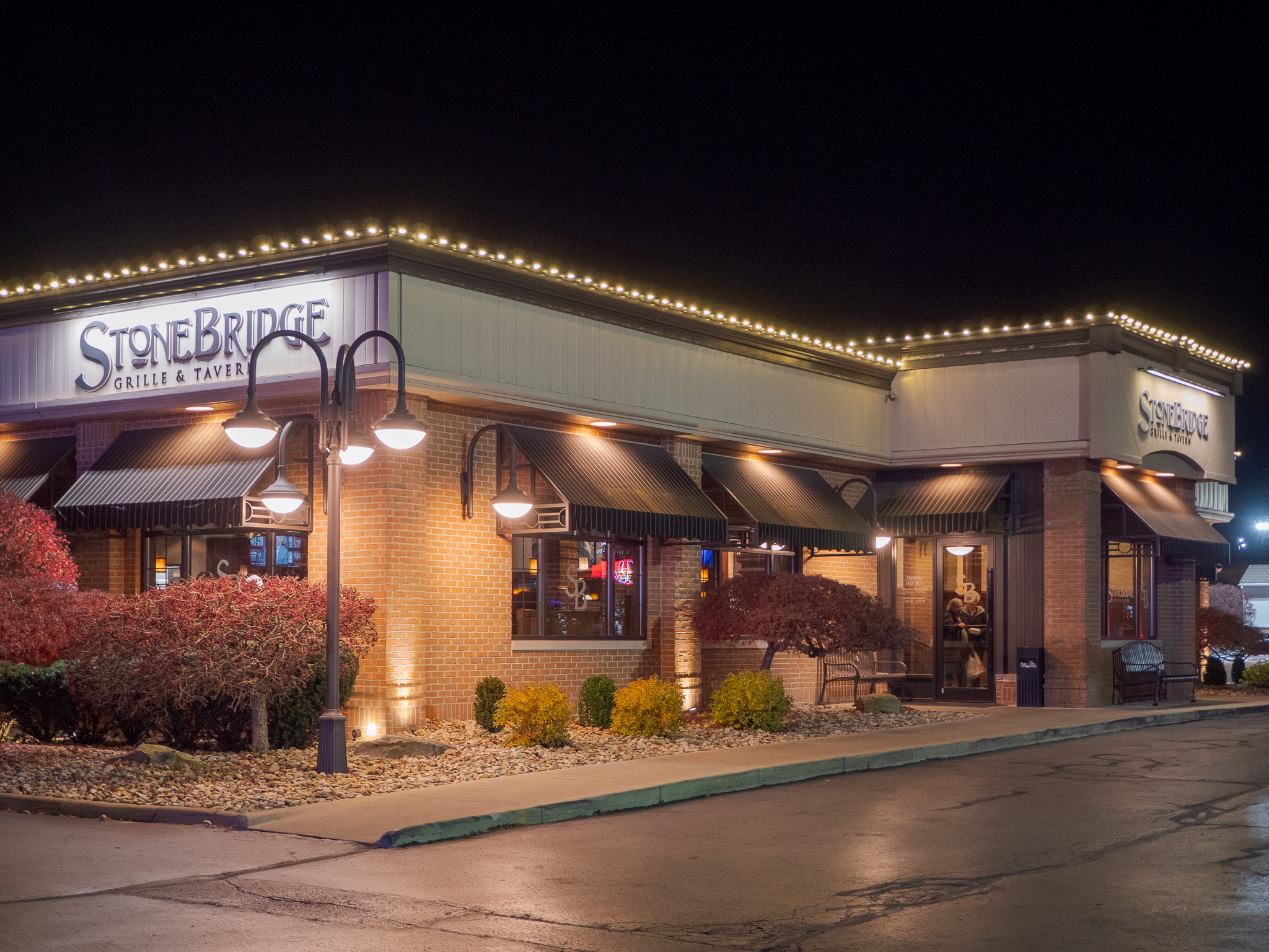 Stonebridge Grille and Tavern Holiday Lighting